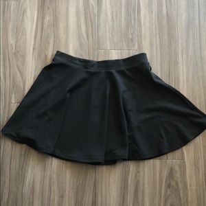 Flowy basic black skirt